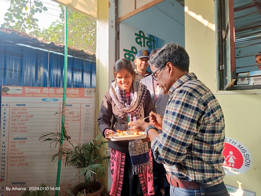 brlps_gopalganj's tweet photo. दिनांक-10.01.2024 को अपर मुख्य सचिव स्वास्थ्य विभाग, बिहार, पटना श्री  प्रत्यय अमृत (भा0प्र0से0) एवं  जिला पदाधिकारी डाॅ0 नवल किशोर चौधरी (भा0प्र0से0), श्रीमति प्रियांका गुप्ता जीविका जिला परियोजना प्रबंधक द्वारा संचालित जीविका दीदी की रसोई का निरीक्षण किया गया। https://t.co/FSrouTLHo9