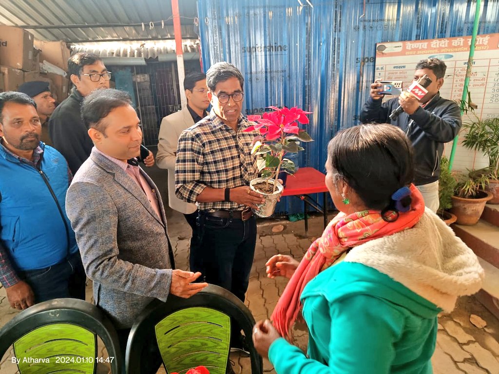 brlps_gopalganj's tweet photo. दिनांक-10.01.2024 को अपर मुख्य सचिव स्वास्थ्य विभाग, बिहार, पटना श्री  प्रत्यय अमृत (भा0प्र0से0) एवं  जिला पदाधिकारी डाॅ0 नवल किशोर चौधरी (भा0प्र0से0), श्रीमति प्रियांका गुप्ता जीविका जिला परियोजना प्रबंधक द्वारा संचालित जीविका दीदी की रसोई का निरीक्षण किया गया। https://t.co/FSrouTLHo9