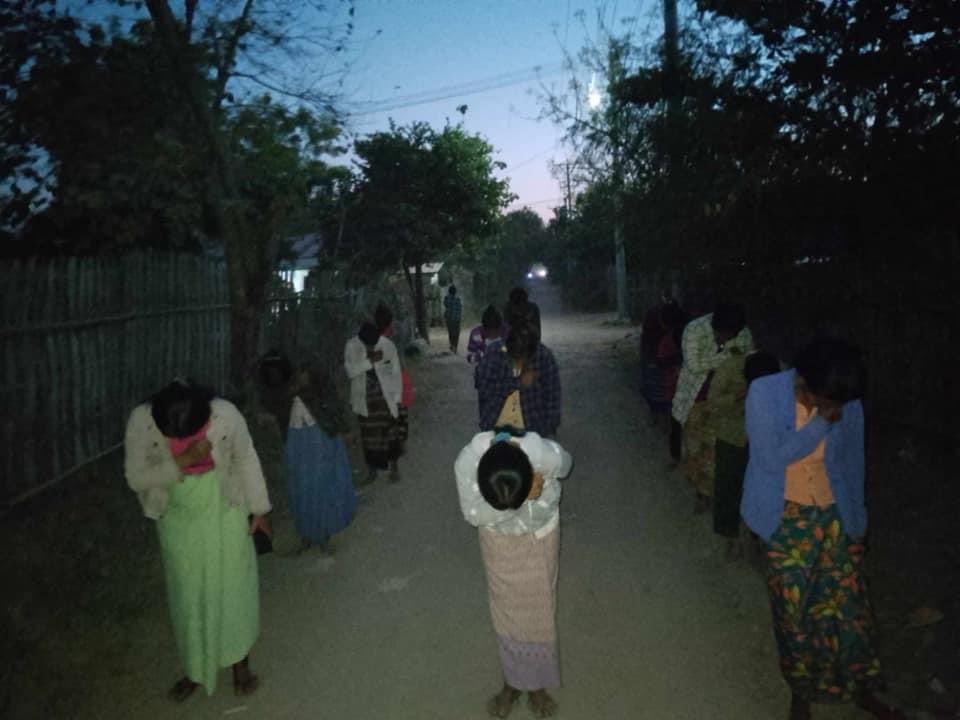 KYITHAR95368969's tweet photo. Evening protest led by residents from northern part of #Yinmarbin Twp, #Sagaing Region, regularly joined demonstration to against the #MilitaryDictatorship on Jan10.

#HelpMyanmarIDPs    
#2024Jan10Coup      
#WhatsHappeningInMyanmar https://t.co/Vgj9CvHxKm