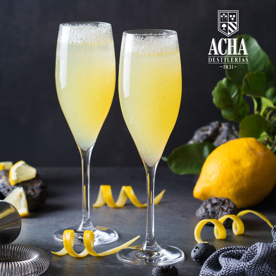 Desde el Harry's New York Bar de París hasta tu copa: el #French75, creado por el barman inglés Harry Craddock, es un clásico con historia. 🍸✨

Un #cocktail refrescante, espumoso y lleno de historia.

destileriasacha.com/coctel-french-…

#1831LondonDryGin #CocktailCulture #DestileríasAcha