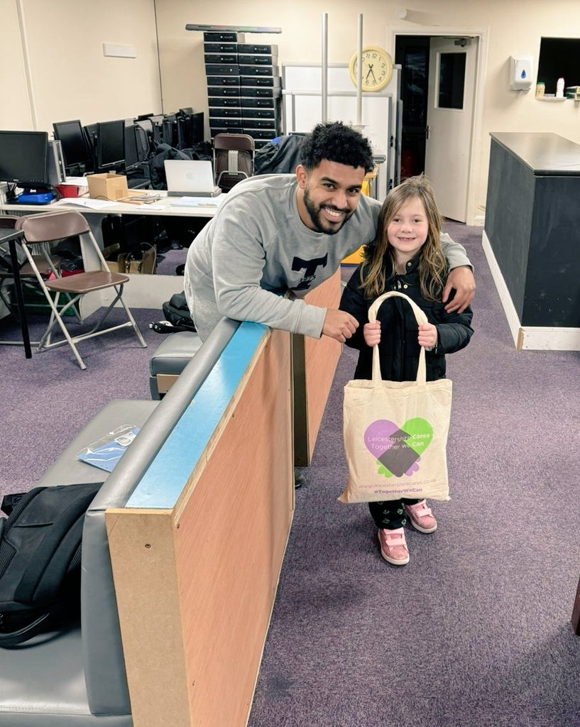 neetusquire1's tweet image. Great to see @GoldenToken1018 DJ handing out our #BagsOfHope to the youth in Rowlatts Hill. #ThankYou