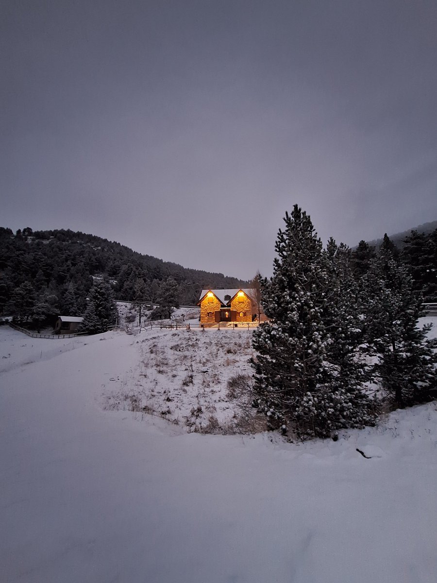 I després de la nevada la calma i la nit...

❄️ 3-5 cm des de les 13:30h a les 18:30h aproximadament

🚗 Carretera netejada durant la tarda però cal molta precaució per possibles glaçades i zones amb gel

📹 app.projecte4estacions.com/cam/refugirasos

#RasosdePeguera #Berguedà