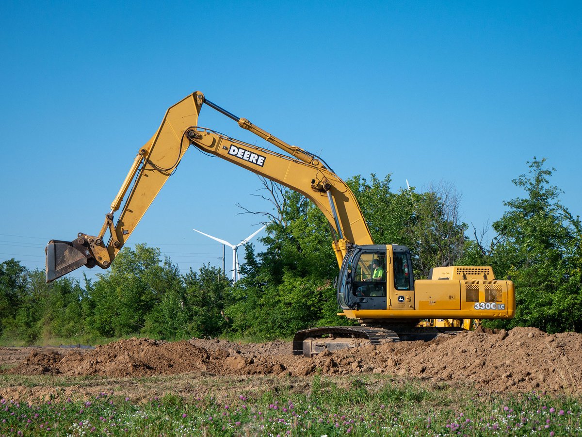onepowerco's tweet photo. #WindView | Building Beyond Seasons
☀️🌻 If you’re like us, you might be missing the sunny summer months - that’s why we’re highlighting our #civil construction team with some photos of them working under bluer skies and prepping the ground for construction projects. https://t.co/VhexoT2lj5