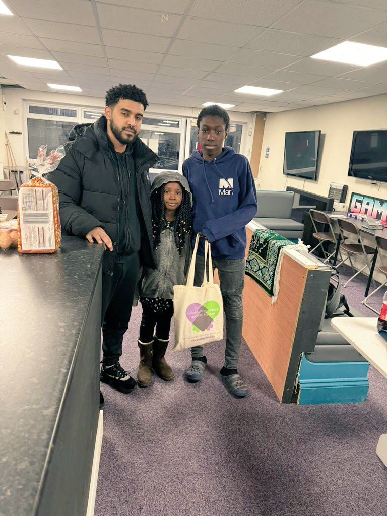neetusquire1's tweet image. Great to see @GoldenToken1018 DJ handing out our #BagsOfHope to the youth in Rowlatts Hill. #ThankYou