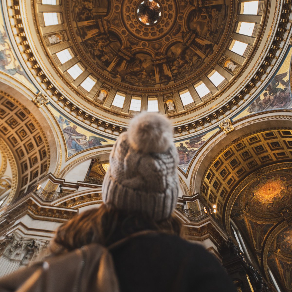 Climb to the top of the dome in the iconic St Paul's Cathedral... a whopping 528 steps in total! 👀 📸 VisitBritain/Matador Network