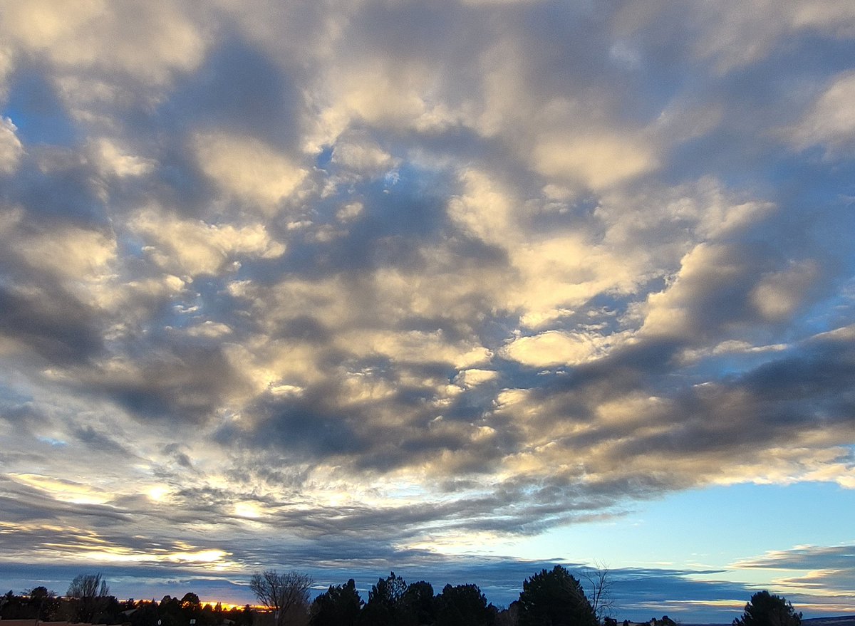 Beautiful day to you all from Colorful Colorado with love ❤️ 
#beautiful #sky at #sunrise in #ColoradoSprings #Colorado 💙#NaturePhotography 
*on the mend finally 😊