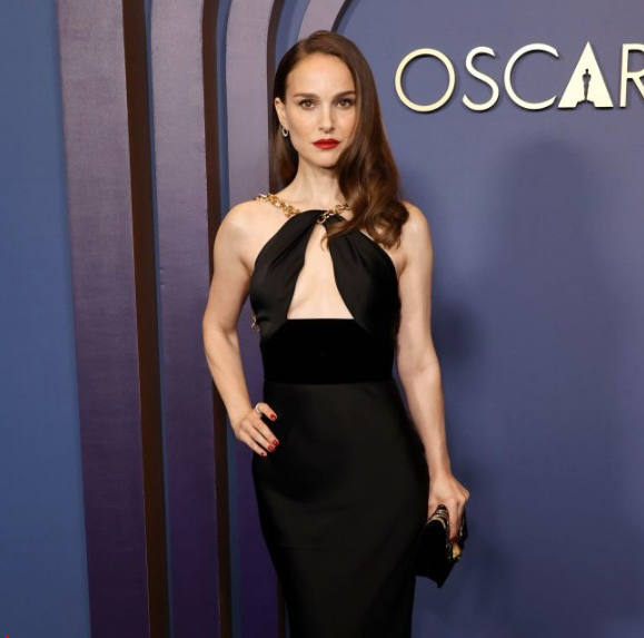 Major fem fatale vibes by #natalieportman at the 14th Annual Governors Awards. More here -> natalieportman.com/2024/01/09/nat…