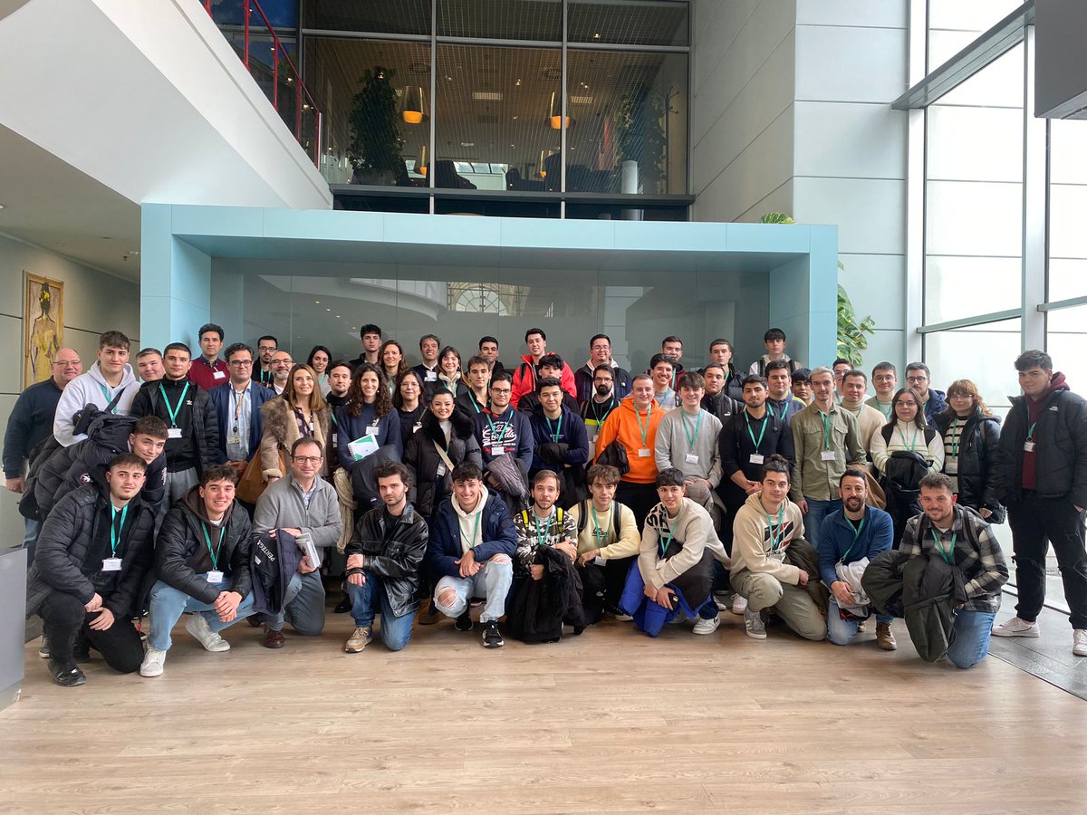 HPECDS_ES's tweet photo. ¡Esta mañana hemos tenido una visita en nuestras oficinas en Las Rozas de #Madrid!✨

Alumnos y profesores del @IESRiberaTajo han venido a conocer #HPECDS, sus proyectos y todo lo que hacemos para mejorar la forma en que las personas viven y trabajan a través de la tecnología. 👏 https://t.co/qA4z97gmEO