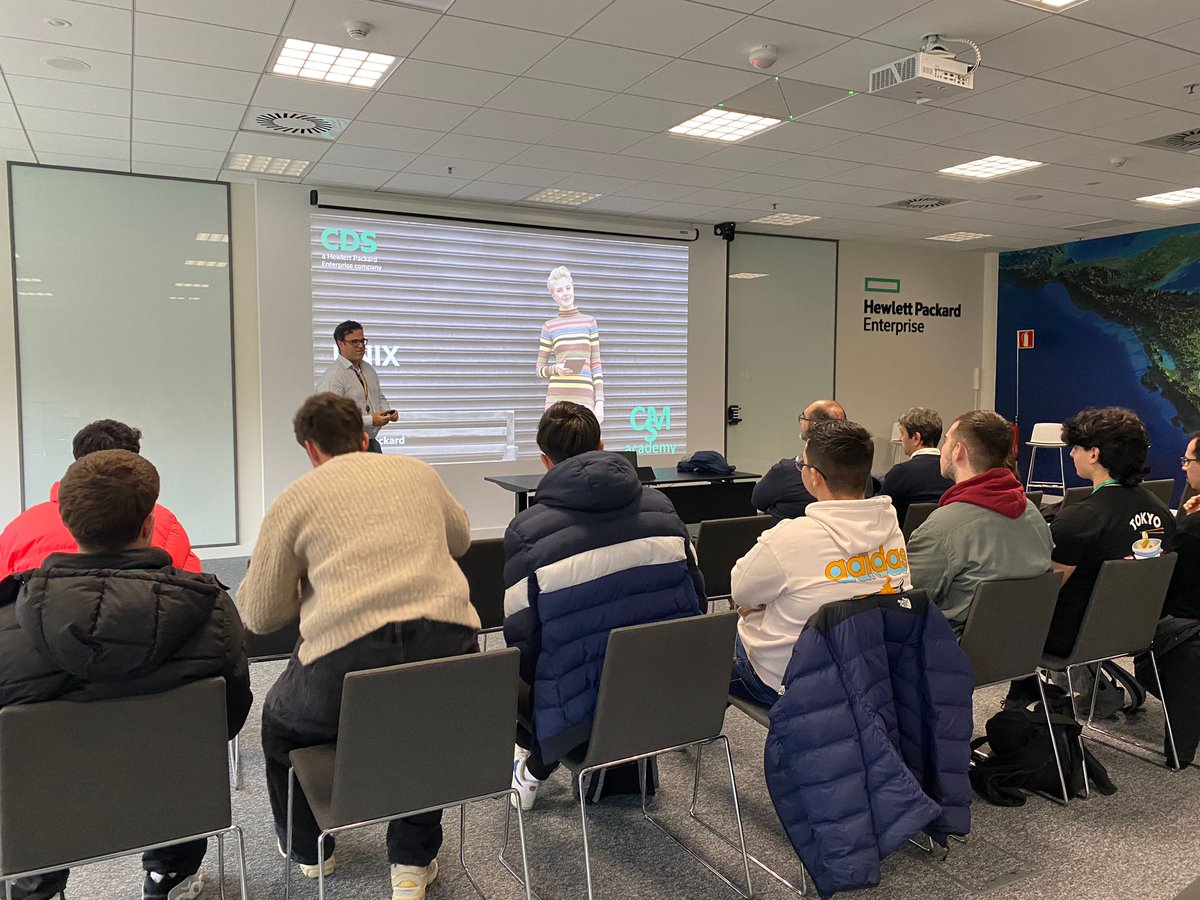 HPECDS_ES's tweet photo. ¡Esta mañana hemos tenido una visita en nuestras oficinas en Las Rozas de #Madrid!✨

Alumnos y profesores del @IESRiberaTajo han venido a conocer #HPECDS, sus proyectos y todo lo que hacemos para mejorar la forma en que las personas viven y trabajan a través de la tecnología. 👏 https://t.co/qA4z97gmEO