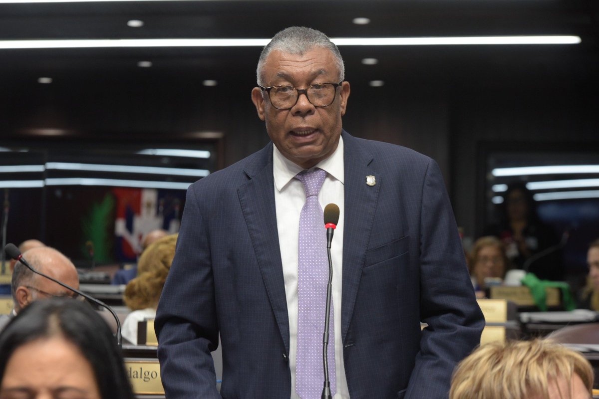 El diputado Juan Aquino agradeció a la Comisión de Presidencia que estudió y acogió el proyecto de resolución que solicita la creación de dos comedores económicos en la provincia de Elías Piña, ya que solo existe uno y hay muchas familias humildes que necesitan este apoyo.