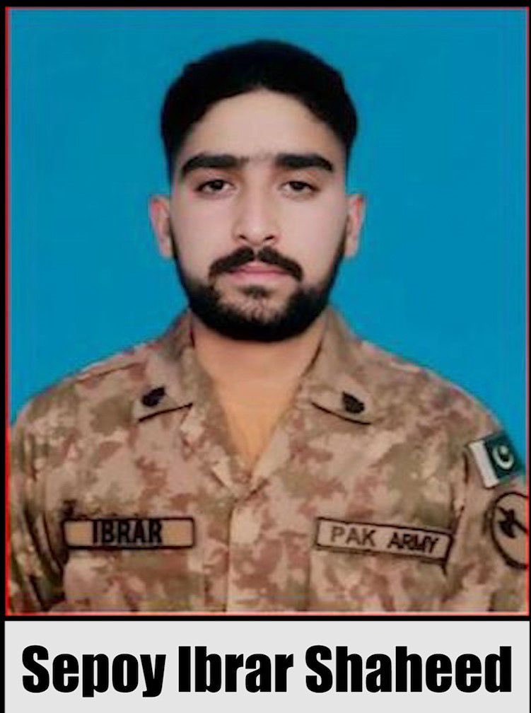 TalhaKh87263348's tweet photo. لکی مروت میں شہید ہونے والے 29 سالہ سپاہی افضل کا تعلق بھمبر آزادکشمیر سے اور 27 سالہ سپاہی افضل کا تعلق مانسہرہ سے تھا اللّٰہ تعالیٰ دونوں جوانوں کے درجات بلند کرے آمین
#ecuator #PakistantoGaza #pakistanarmy #shaheed https://t.co/90Jp2ovGLg