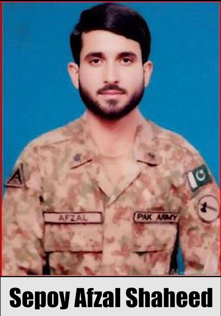 TalhaKh87263348's tweet photo. لکی مروت میں شہید ہونے والے 29 سالہ سپاہی افضل کا تعلق بھمبر آزادکشمیر سے اور 27 سالہ سپاہی افضل کا تعلق مانسہرہ سے تھا اللّٰہ تعالیٰ دونوں جوانوں کے درجات بلند کرے آمین
#ecuator #PakistantoGaza #pakistanarmy #shaheed https://t.co/90Jp2ovGLg