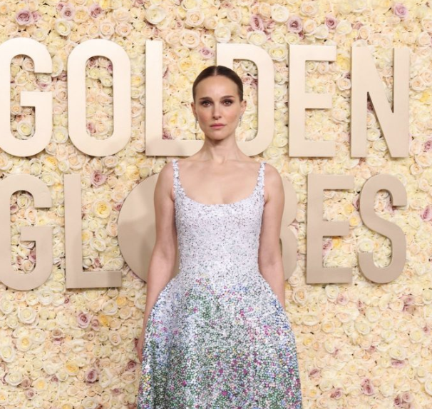 She may not have won but #natalieportman won our hearts at the #GoldenGlobes More here -> natalieportman.com/2024/01/07/nat…