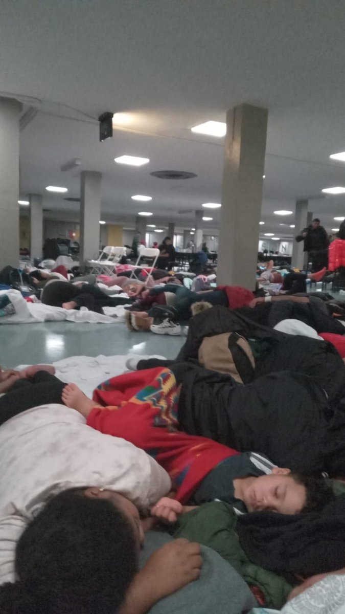 'We made sure you had blankets, pillows, we even put on a movie for the kids,' says @NYCHealthSystem Dr. Ted Long, speaking at press briefing today about Floyd Bennett Field shelter evacuation last night. here's what cafeteria looked like: thecity.nyc/2024/01/09/flo…