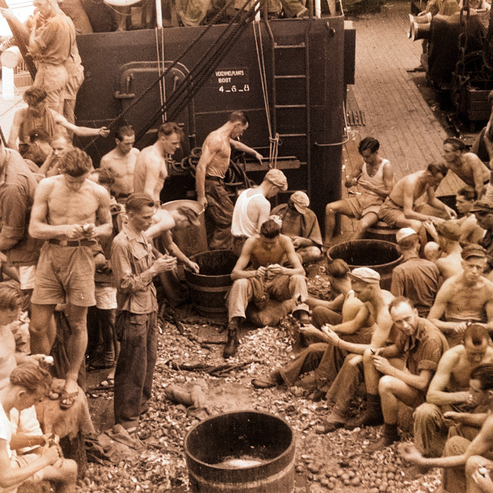 Leden van de 7 December Divisie aan het aardappels schillen aan boord van de Kota Inten, september 1949. #Soldaat #Veteraan #Soldaten #Veteranen #IndiëVeteranen #Indië #Indonesië #Nederland