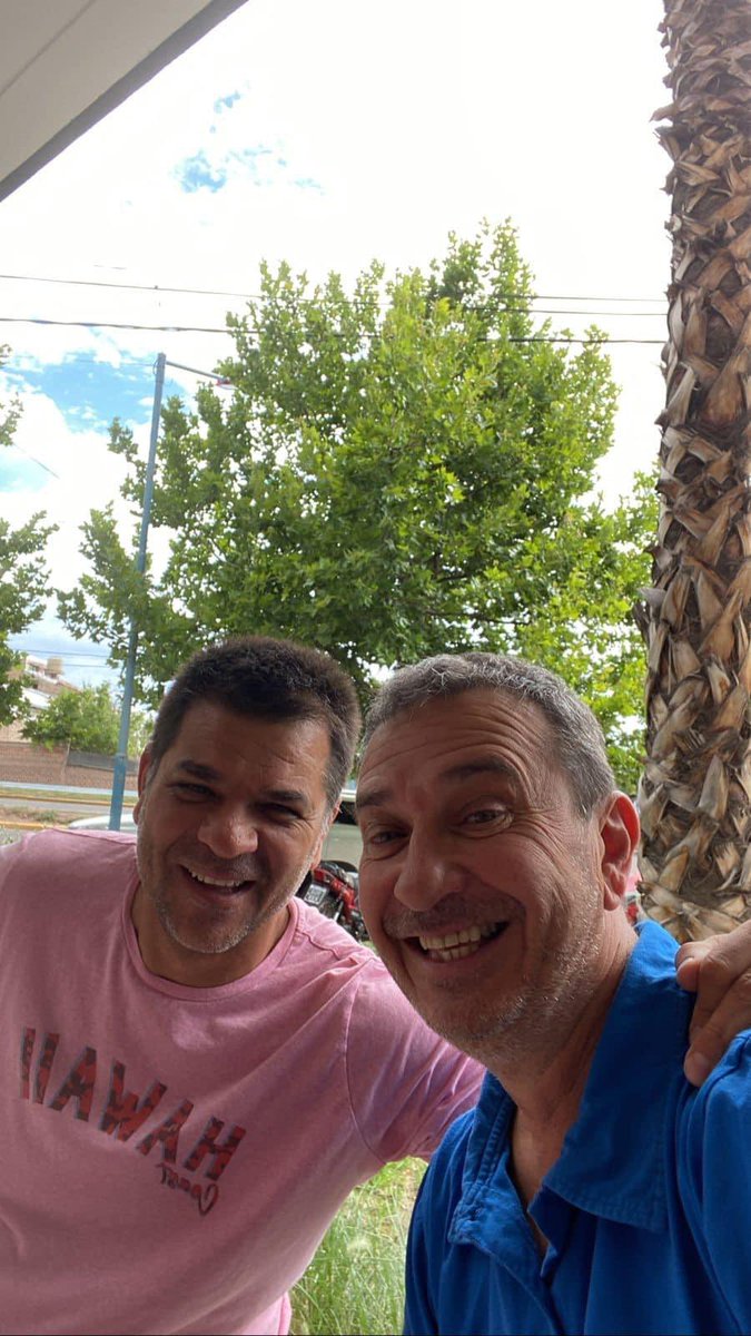 robertoreale92's tweet photo. @ruizmi7 uno de los buenos de verdad, hoy cumple años, feliz cumple hermano querido 🍷 https://t.co/VLFQBP1haU