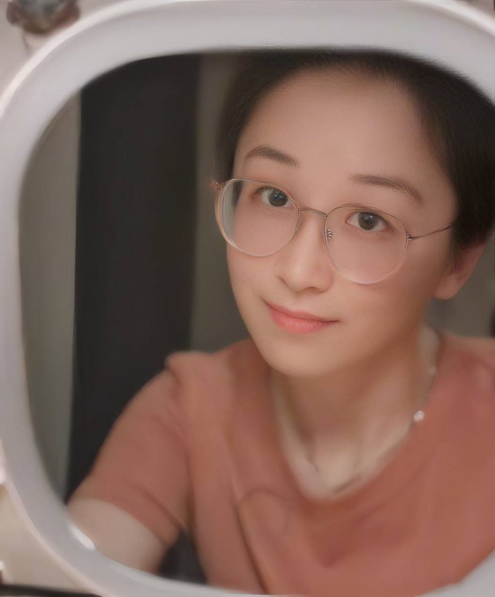 mom2258's tweet photo. 女子对镜情未央，为谁装扮为谁忙。流年无情镜中老，多少柔情付镜旁？在这个孤寂的周末，我正冰冷，你似斜阳，确定不帮老师暖暖床？ https://t.co/RTksb0sZX5