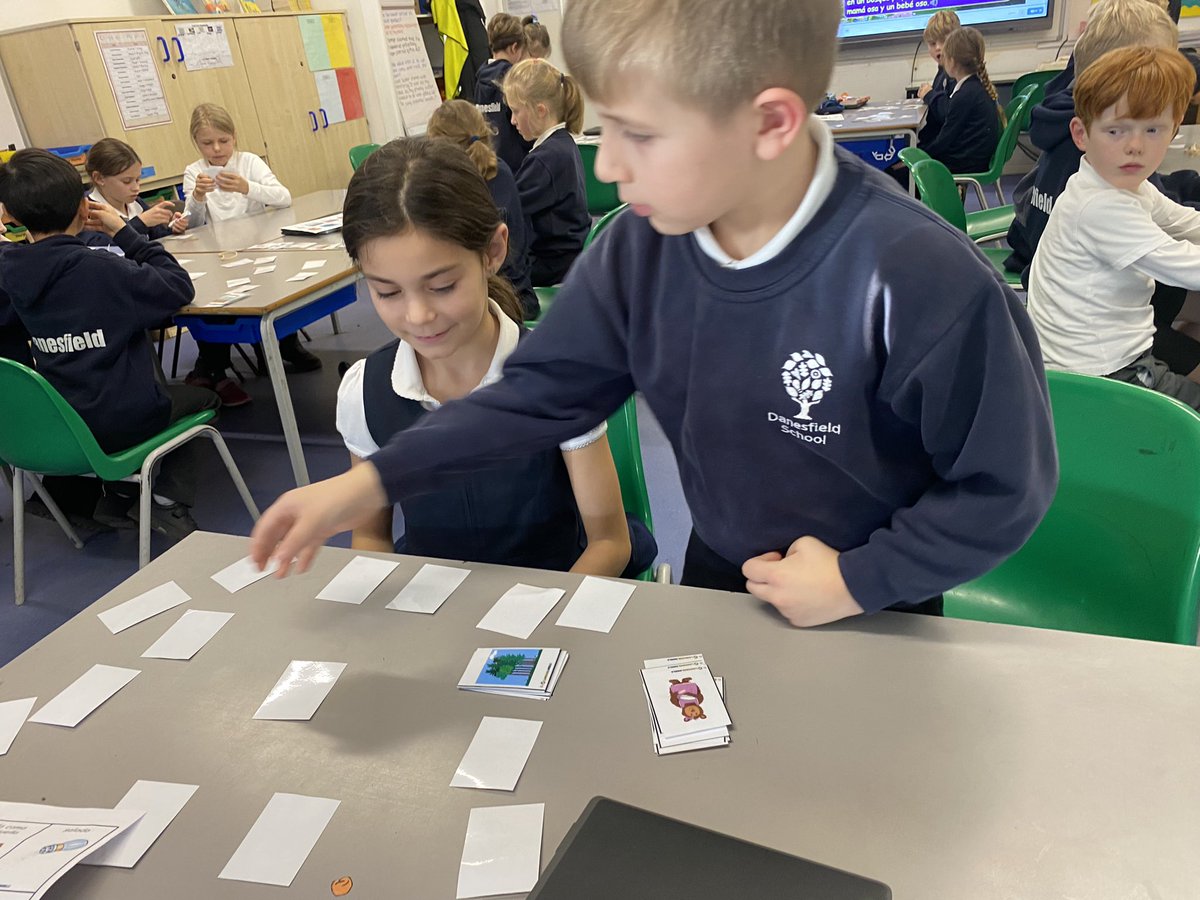 We are having fun learning Goldilocks and the Three Bears in Spanish. This week we were playing card games helping us remember key vocabulary 🐻 🐻 🐻 🇪🇸 <a href="/DanesfieldSchl/">Danesfield School</a>