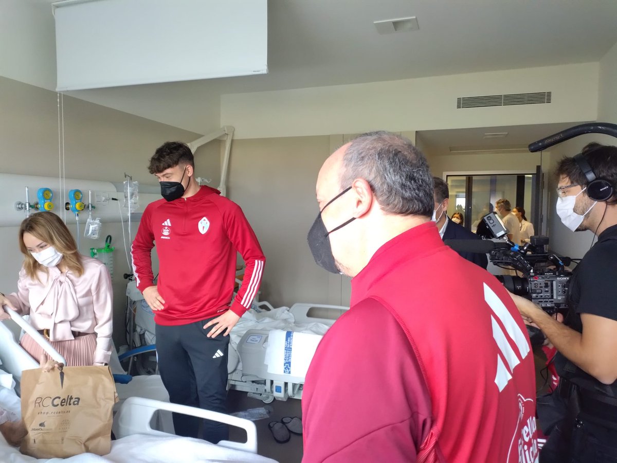 MancosThe's tweet photo. Querido @RCCelta, el pasado mes de diciembre hicisteis la tradicional visita al hospital Álvaro Cunqueiro. Entre otros visitasteis a Julio, que pocos días después nos dejó, pero al que hicisteis sonreír después de pasar unos meses durisimos. https://t.co/PYJnShfo9I