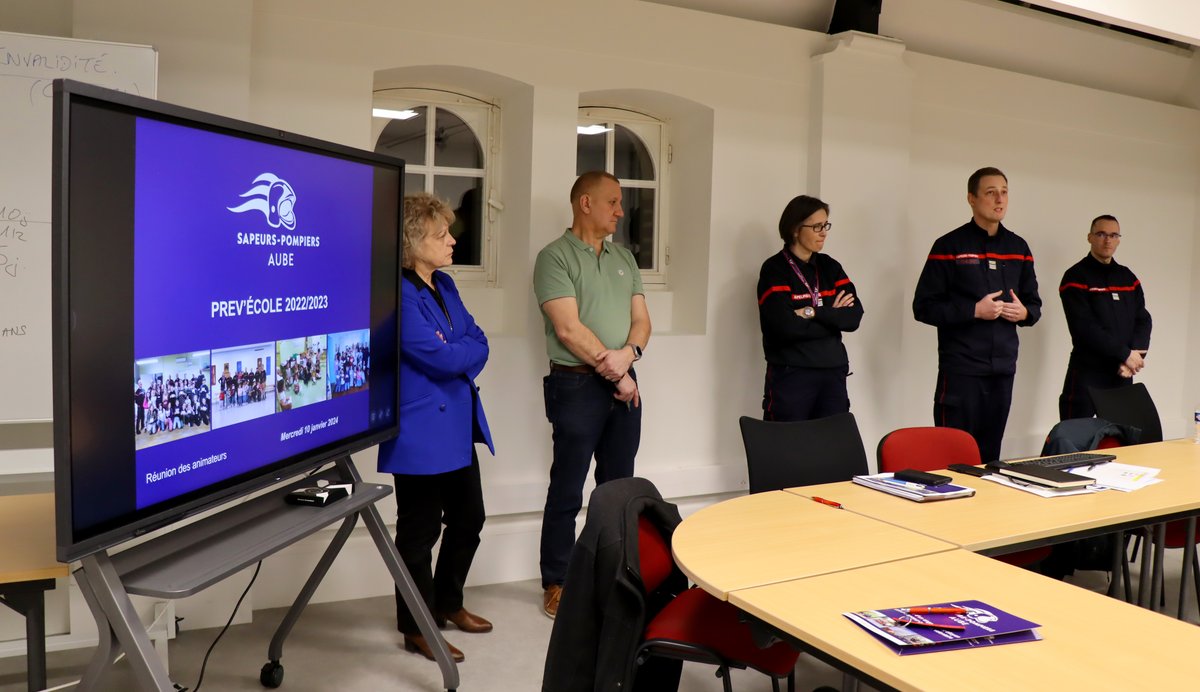 SDIS_10's tweet photo. Les animateurs PREV’ÉCOLE se sont réunis hier pour effectuer le bilan des actions de prévention menées en 2023
🧒 2⃣5⃣2⃣6⃣ enfants sensibilisés aux risques courants et gestes élémentaires de secours
🏫 48 écoles primaire/maternelle et 109 classes
🛝 3 centres de loisirs
🌈 1 IME https://t.co/Fksso13Ubs
