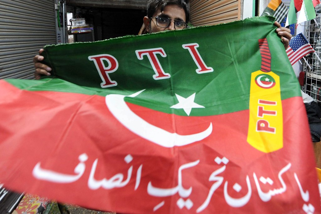 AJEnglish's tweet photo. Pakistan court restores electoral symbol of ex-PM Imran Khan’s political party, Pakistan Tehreek-e-Insaf (PTI) - the cricket bat https://t.co/74clrnaLwC https://t.co/a4zsdUy7iN