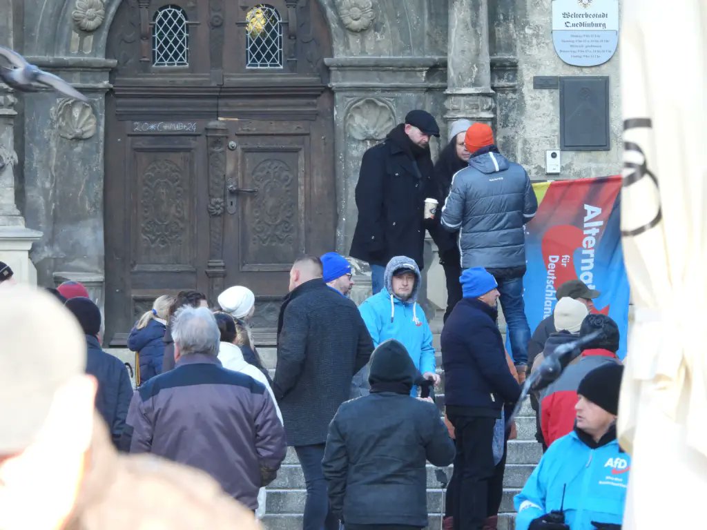Im #Harz versuchen gerade #noafd, #Reichsbürger &amp; #Querdenken die Bauernproteste zu übernehmen. Am 08.01 hat die AfD in #Quedlinburg eine Demo angemeldet, zu der auch lokale #Neonazis &amp; #Reichsbürger kamen. In #Halberstadt waren es die lokalen Querdenker. 
demos-im-harz.de/querdenken/bau…