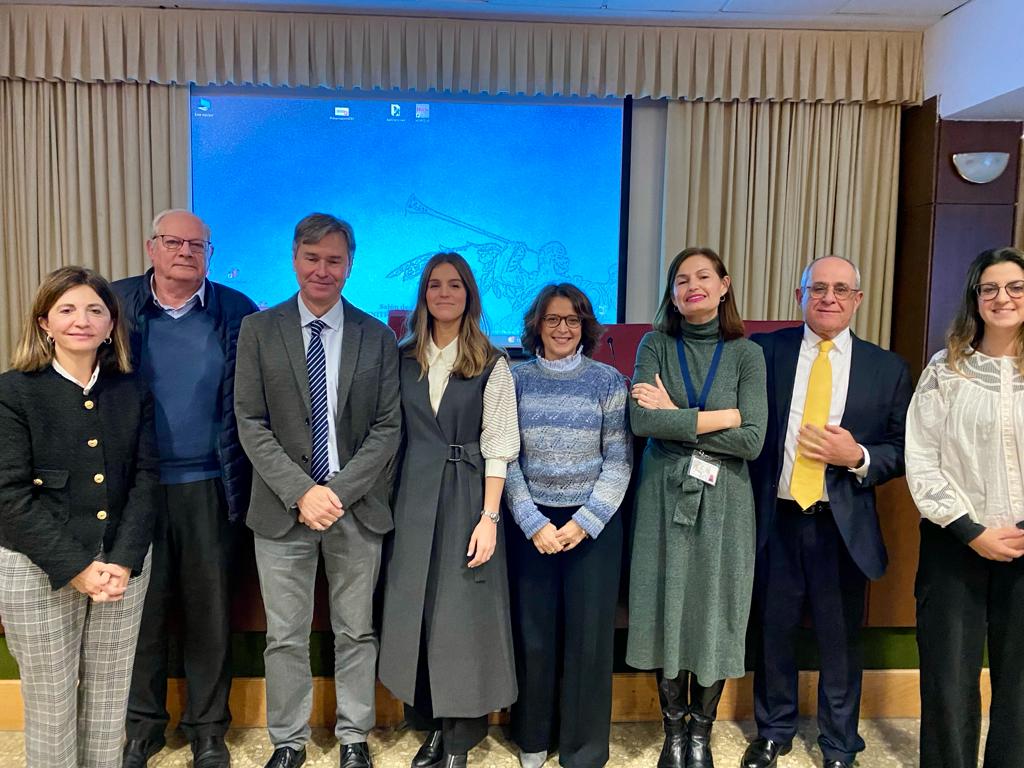 📣 Hoy ha defendido SU TESIS DOCTORAL nuestra compañera <a href="/MarinaAlmenara/">Marina Almenara</a> sobre Bacteriemias relacionadas a catéter tunelizado en #hemodiálisis con calificación SOBRESALIENTE👏
📣 Directores <a href="/msalgueira/">Mercedes Salgueira</a> &amp; <a href="/jesusrbano/">Jesus Rodriguez Baño</a>
💪 Enhorabuena a nuestra flamante DOCTORA 🫶