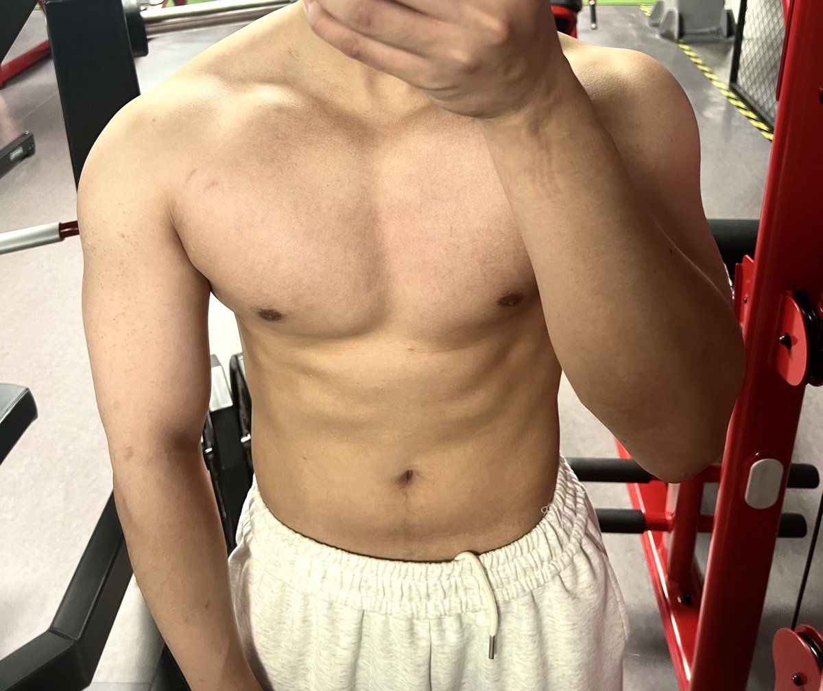 Sjccc6's tweet photo. 原来离近点拍效果更好 #健身直男 #腹肌 #胸肌 #男大 https://t.co/Sa0DOQz2UV