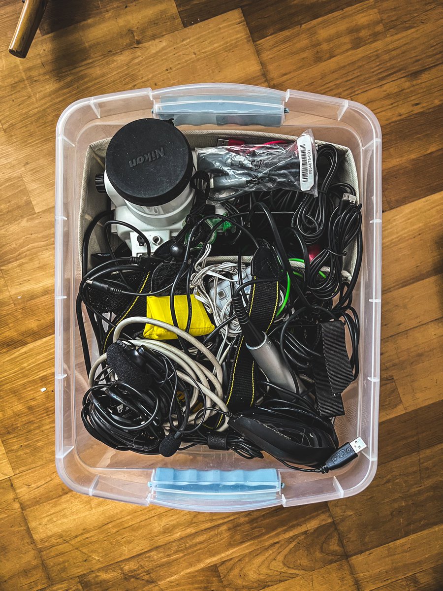 Lo_Mauro's tweet photo. ¿Todos tenemos una caja inexplicable de cables y electronicos totalmente obsoletos que guardamos a perpetuidad “por las dudas”? https://t.co/qVoYwAKbzU