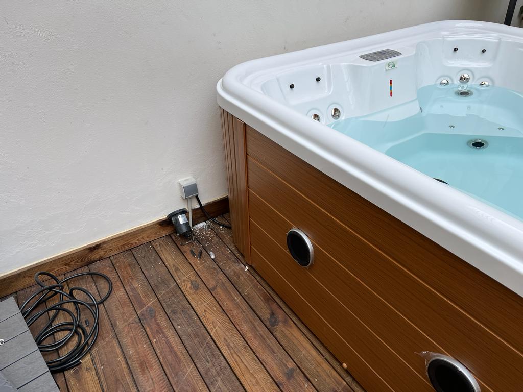 WdHydromassage's tweet image. N'hésitez plus et visitez notre site web pour trouver un large catalogue économique et de qualité de #spas et #jacuzzis extérieurs. Voici quelques images d'une installation récente. bit.ly/2HmISSA