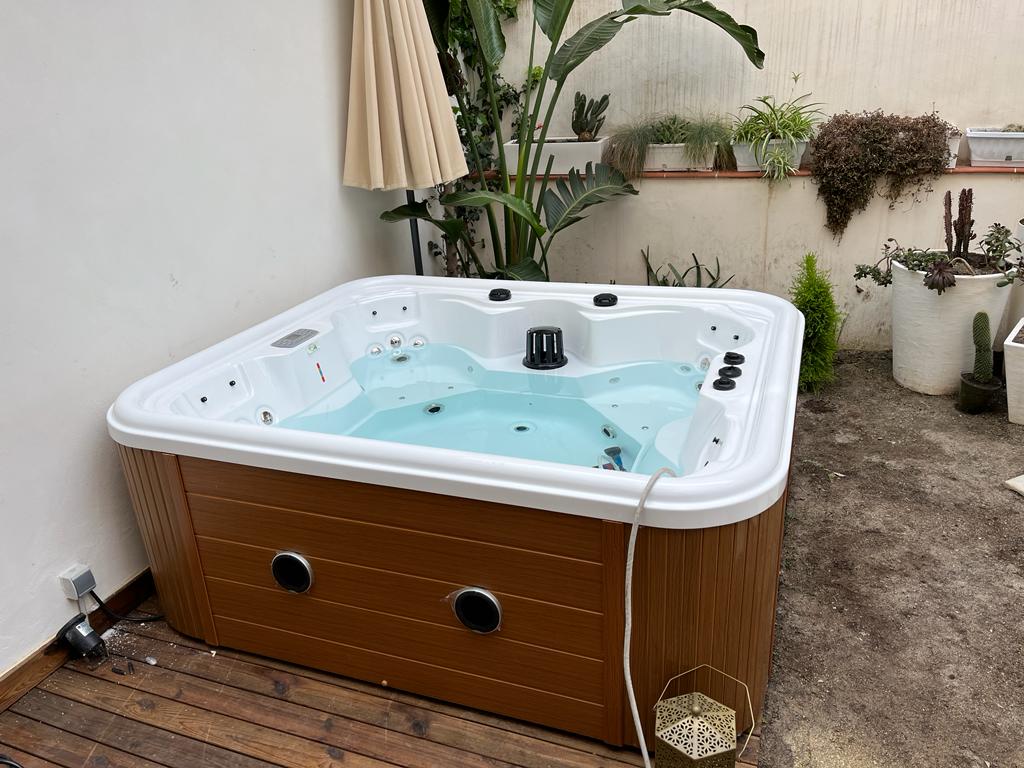 WdHydromassage's tweet image. N'hésitez plus et visitez notre site web pour trouver un large catalogue économique et de qualité de #spas et #jacuzzis extérieurs. Voici quelques images d'une installation récente. bit.ly/2HmISSA