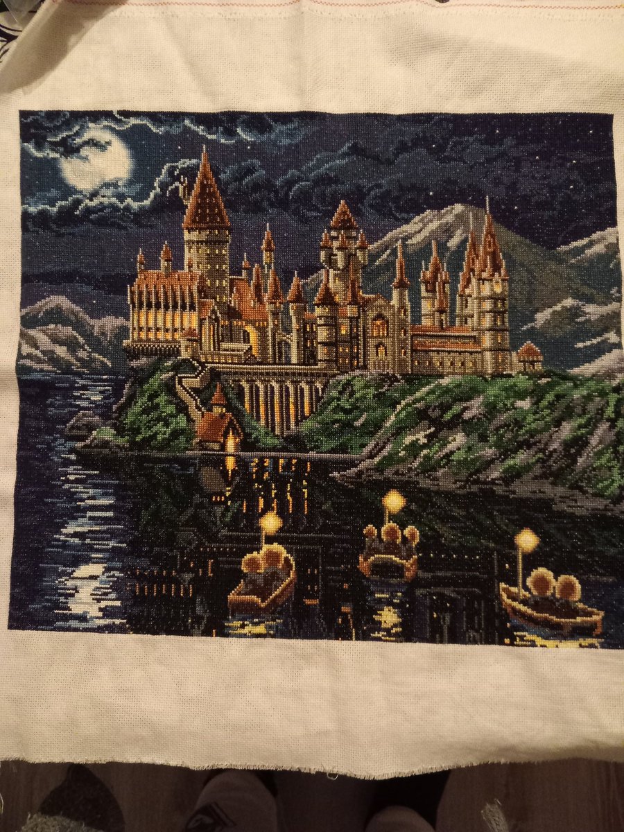 EvaB96327047's tweet photo. Hij is af! Bijna 1 jaar over gedaan, en nu is die opeens klaar. Alleen nog een lijstje er omheen. #howarts #harrypotter #kruissteek #borduren https://t.co/VzcYKPw4hC