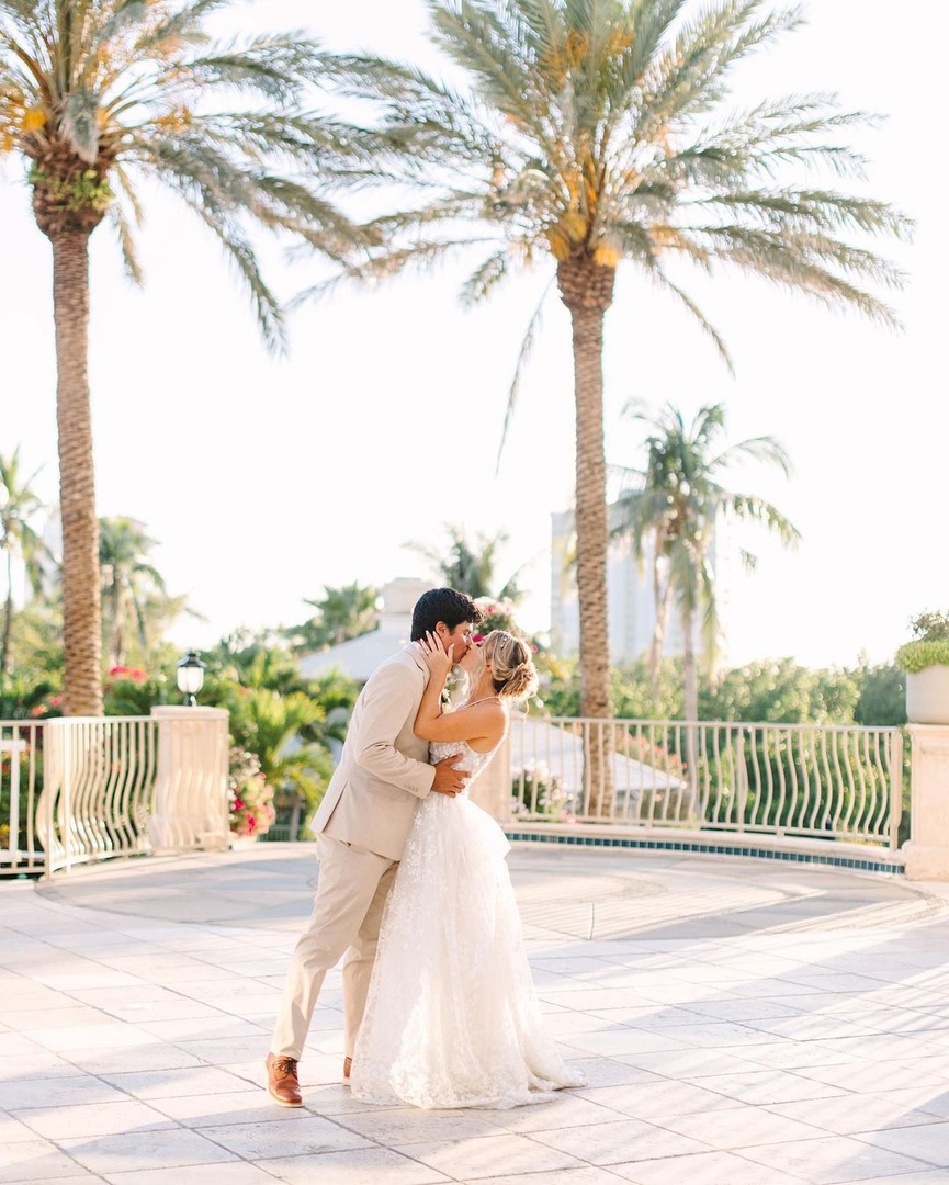 Happy #WeddingWednesday 💍✨

Say 'I do' to the enchantment of a beachfront wedding at Naples Grande. Let our team help you create a seamless wedding experience.

📸 danielle.lento