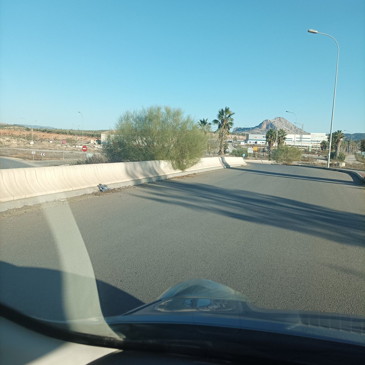 NoaAngie's tweet photo. Hago un llamado a @manolo_baron ya que en Centro Logístico Antequera (vía Cartaojal)hay arbustos en la mitad de la vía, representando una grave peligro para los conductores un aunado a la ausencia de iluminación pública. Deseo haya una pronta intervención por parte de la alcaldía https://t.co/T3wXVhedUk