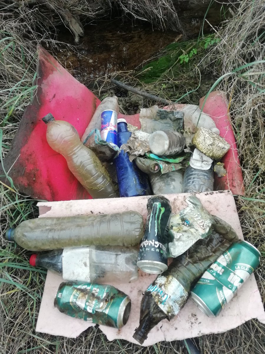 SleepyJohnSPA's tweet photo. Después, recogiendo #basuraleza que se encontraba depositada en las márgenes y en el mismo lecho del arroyo, en puntos donde la corriente no tiene la suficiente fuerza para arrastrarla. 

Tal cantidad en un trecho de 20 metros, incluidas esas dos alfombrillas. 

@catedradeltajo https://t.co/FL9OiUq6zJ