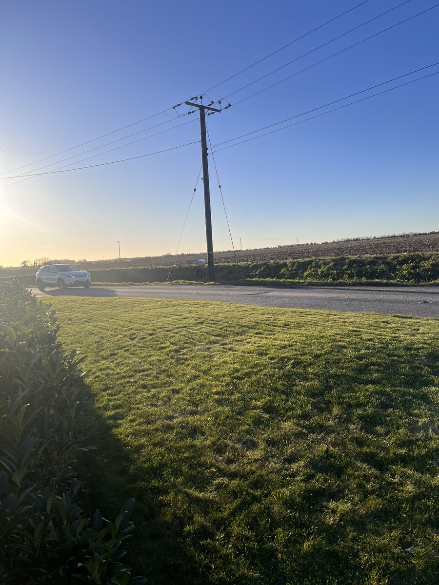 DH_Maintenance's tweet photo. Took longer to #thaw than expected so #cut up & started to #clear a #fallentree for a client before being able to get on to these before another #frost #tonight & possible #freeze next week - #backlawn doing well๐ have a great evening everyone - stay safe & warm ๐ https://t.co/CvVWlB5XxE