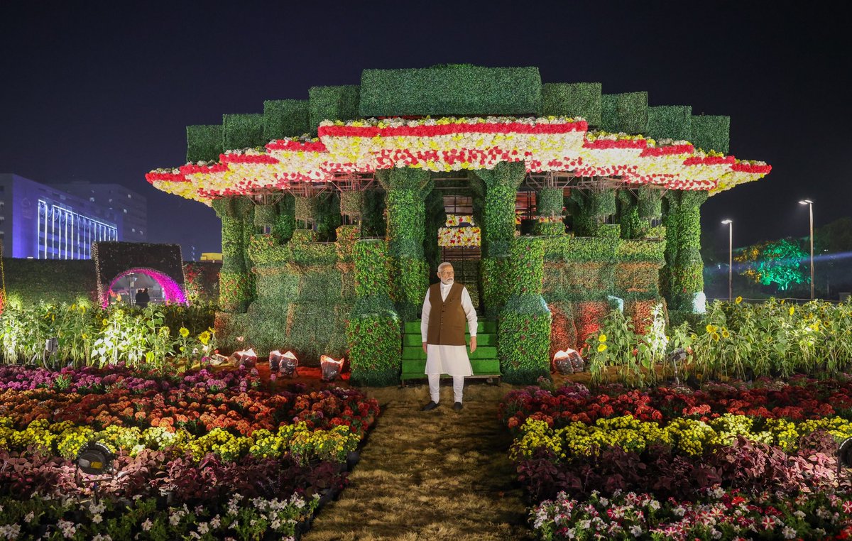 narendramodi's tweet photo. After the @VibrantGujarat related programmes, went across to the Ahmedabad Flower Show. Here are some glimpses from there. https://t.co/4QNlU2QKaX