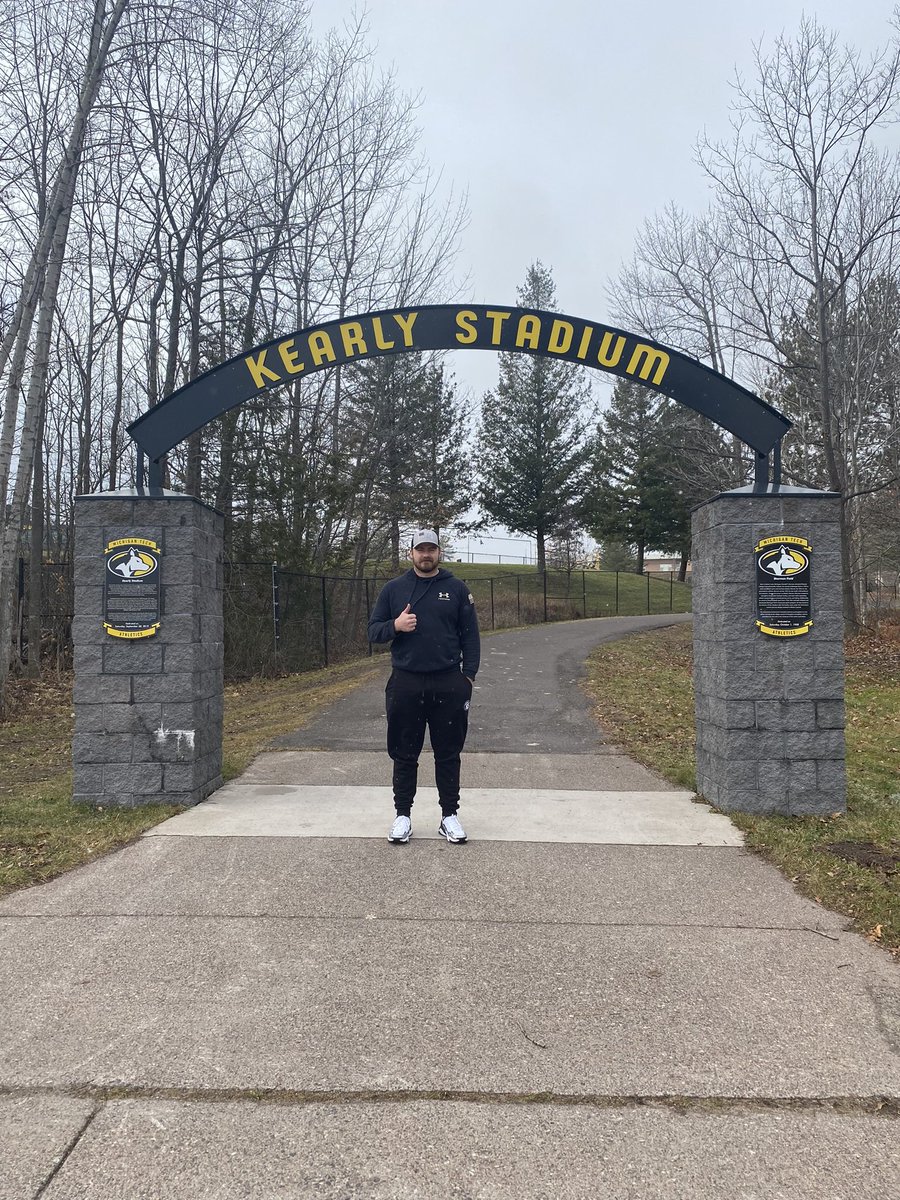PierceMiller7's tweet photo. Can’t wait to get to work! I am committed to Michigan Tech! Go Huskies! ⚫️🟡 @DanMettlach @CoachThomas90 https://t.co/QiHbK9lNpj