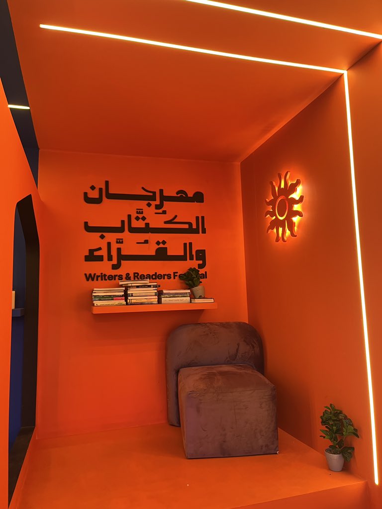 AbeerAlasmari89's tweet photo. للترجمة ومضات تلوح لي في كل محفل ومهرجان ثقافي 🌐💫

هنا #مهرجان_الكتّاب_والقرّاء
وهنا كتاب رواية يتألق في ركن دار مدارك✨@Riwayah_tr 

تلوّن المهرجان بطابع المنطقة الجنوبية ليكون أحد أجمل التجارب الثقافية في المنطقة، شكراً لكم @MOCLiterature @MOCSaudi https://t.co/A2vBWzMvu5