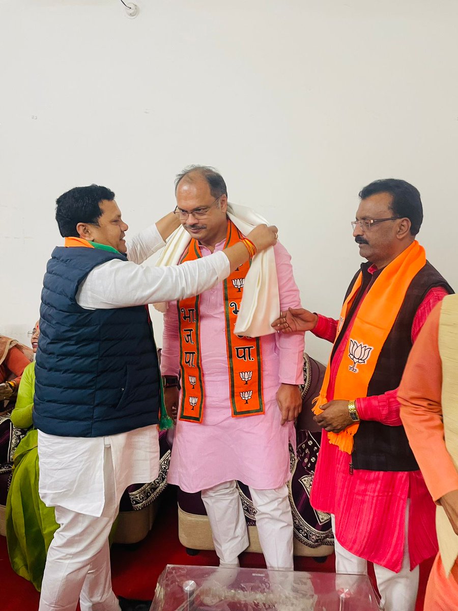 sharadendu_bjp's tweet photo. सिंगरौली प्रवास के दौरान नगर निगम अध्यक्ष श्री देवेश पाण्डेय जी के निवास पर आत्मीय भेंट कर चर्चा की।।
#sharadendutiwari #churhat https://t.co/v6dlOK2UZ8