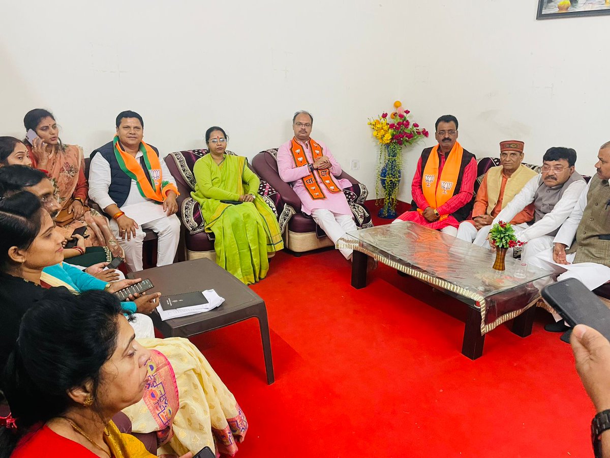 sharadendu_bjp's tweet photo. सिंगरौली प्रवास के दौरान नगर निगम अध्यक्ष श्री देवेश पाण्डेय जी के निवास पर आत्मीय भेंट कर चर्चा की।।
#sharadendutiwari #churhat https://t.co/v6dlOK2UZ8