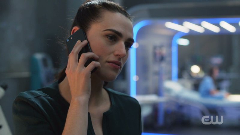 picslenaluthor's tweet photo. Lena Luthor + phone https://t.co/R7OWWdUHRD