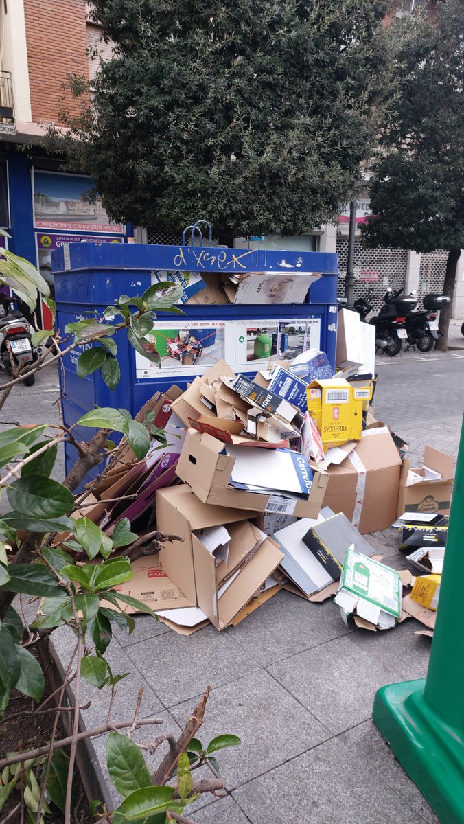 @PoliciaVLL Otras veces, los vecinos actúan correctamente pero el que no responde es el @AyuntamientoVLL. Plaza Libertad ayer martes, tónica habitual de los últimos años.