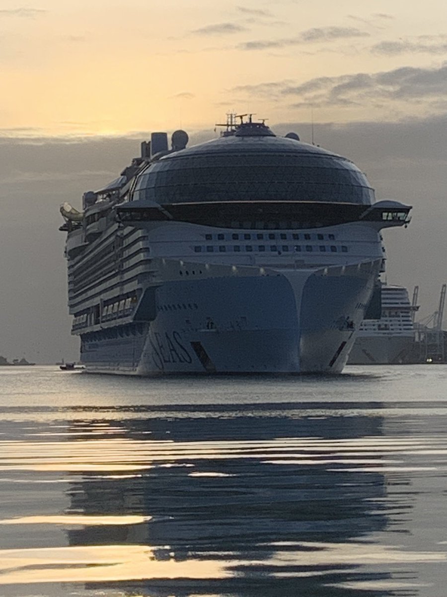 Young_ed97's tweet photo. Icon arrival event at Perez Art Museum to welcome the newest Largest Cruise Ship Icon of the Seas. #iconoftheseas #perezartmusem #iamrcl https://t.co/6UkpLaZPQJ