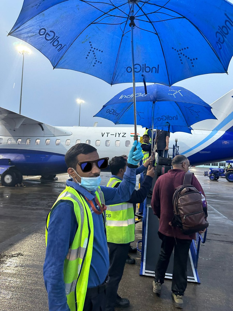 Despite our frustrations with Indigo's delays(bad weather etc) let's take a moment to appreciate the staff who braved the rain with umbrellas to keep us dry. Thank you! #Gratitude #IndigoStaff #goIndiGo @IndiGo6E