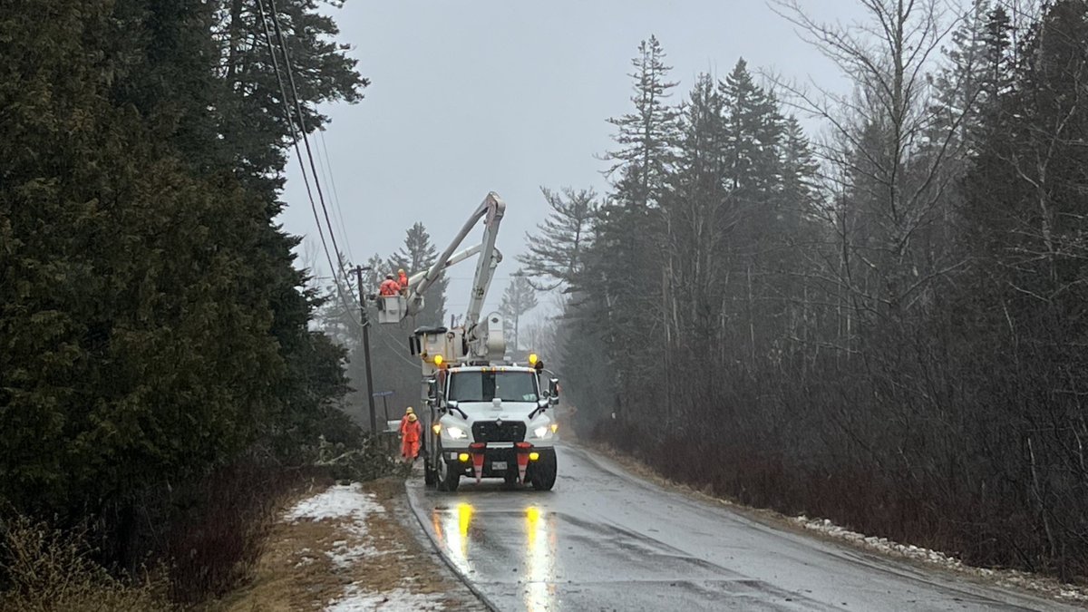 Over 100 crews are working hard out in the elements today to restore power. 🌧️🌨️

#ThankALineworker