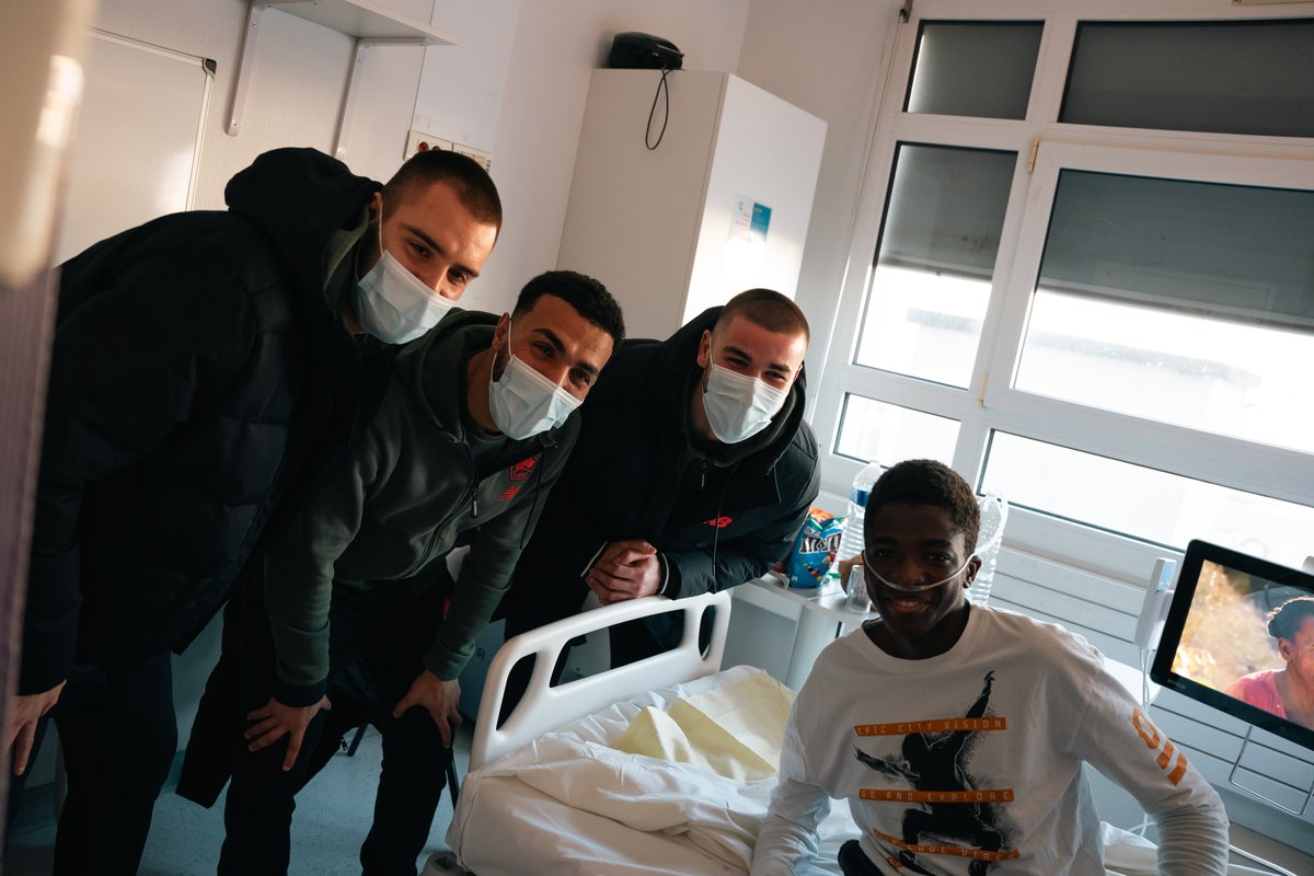 losclive's tweet photo. Cet après-midi, nos joueurs ont rendu visite aux patients du service pédiatrique de l’hôpital Jeanne de Flandres à Lille ❤️

L’opportunité pour eux de partager un moment convivial et de témoigner leur soutien aux enfants en ce début d’année 2024. 

@CHU_Lille 👏 https://t.co/Rm3qfYDXfi