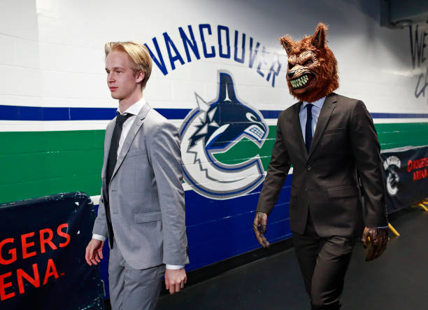 If you don't retweet this, that wolf's gonna get him #canucks

Elias Pettersson #NHLAllStarVote