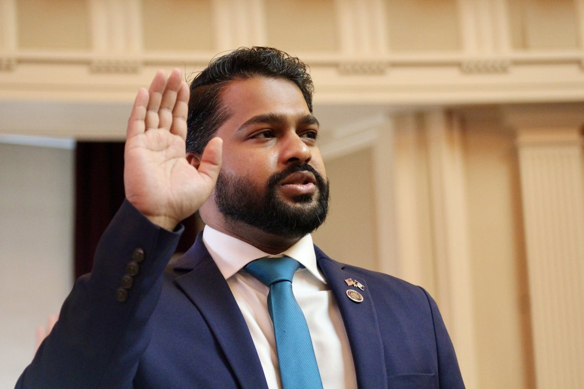 SalimVASenate's tweet image. It was an honor to be sworn in to serve the Commonwealth of Virginia moments ago. I look forward to the next four years of service to the people of the 37th Virginia Senate District.