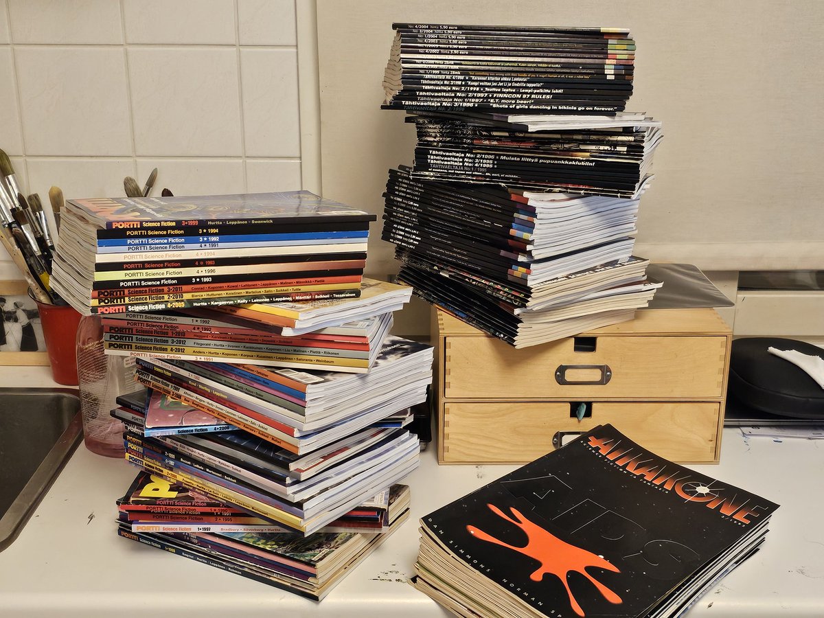 Aloin kirjoittaa 40 vuotta täyttävälle Mikrobitille pääkkäriä. Menin sit omia lehtiarkistoja kaivelemaan. 1980-luvun alussa perustettiin upeita lehtiä. Kuvassa olevien lisäksi mm. <a href="/Tivilehti/">Tivi</a> <a href="/imagelehti/">Image</a> <a href="/citylehti/">City-lehti</a> ja monia muita. Mutta siis, <a href="/mikrobitti/">Mikrobitti</a>, tänä vuonna 40 v.